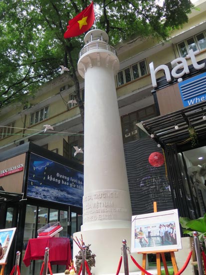 [-]Khánh[-]thành[-]ngọn[-]hải[-]đăng[-]Trường[-]Sa[-]tại[-]đường[-]sách[-]TPHCM[-]